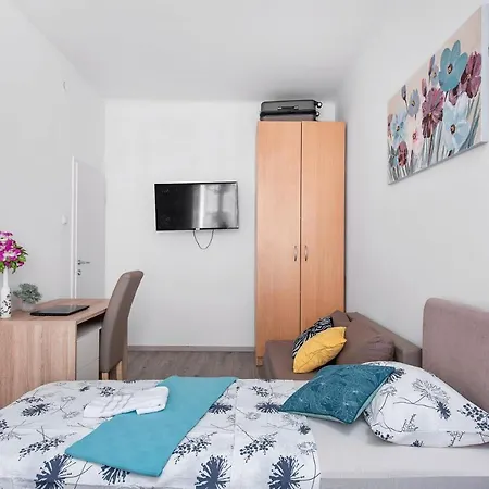 Little Flower In Center 4* Rijeka