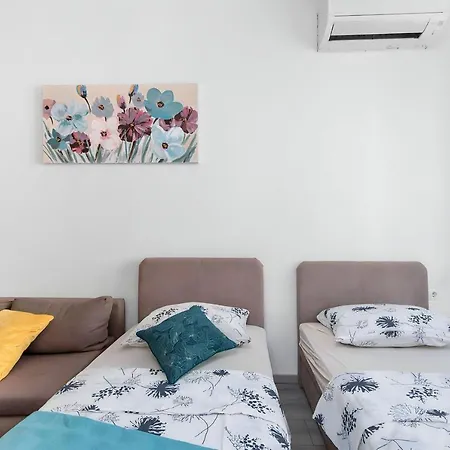 Little Flower In Center 4* Rijeka
