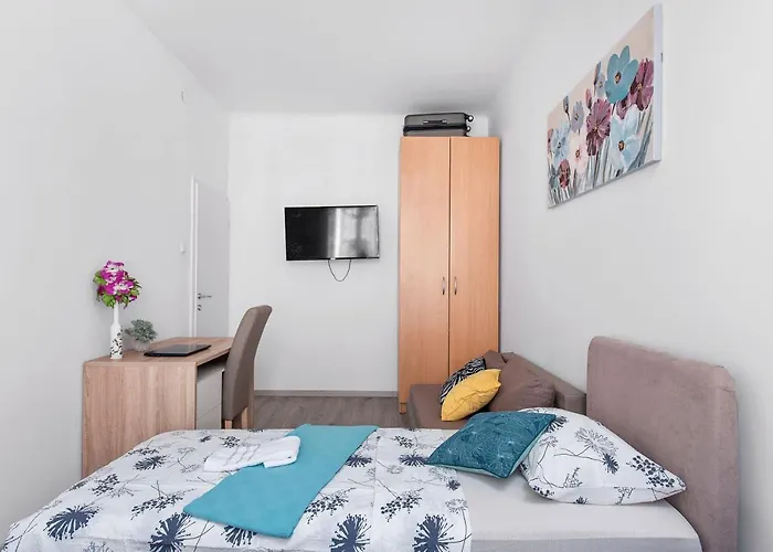 Little Flower In Center 4* Rijeka